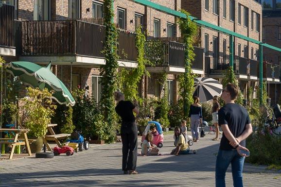 Fotograferen in een woonbuurt met gevels en groen
