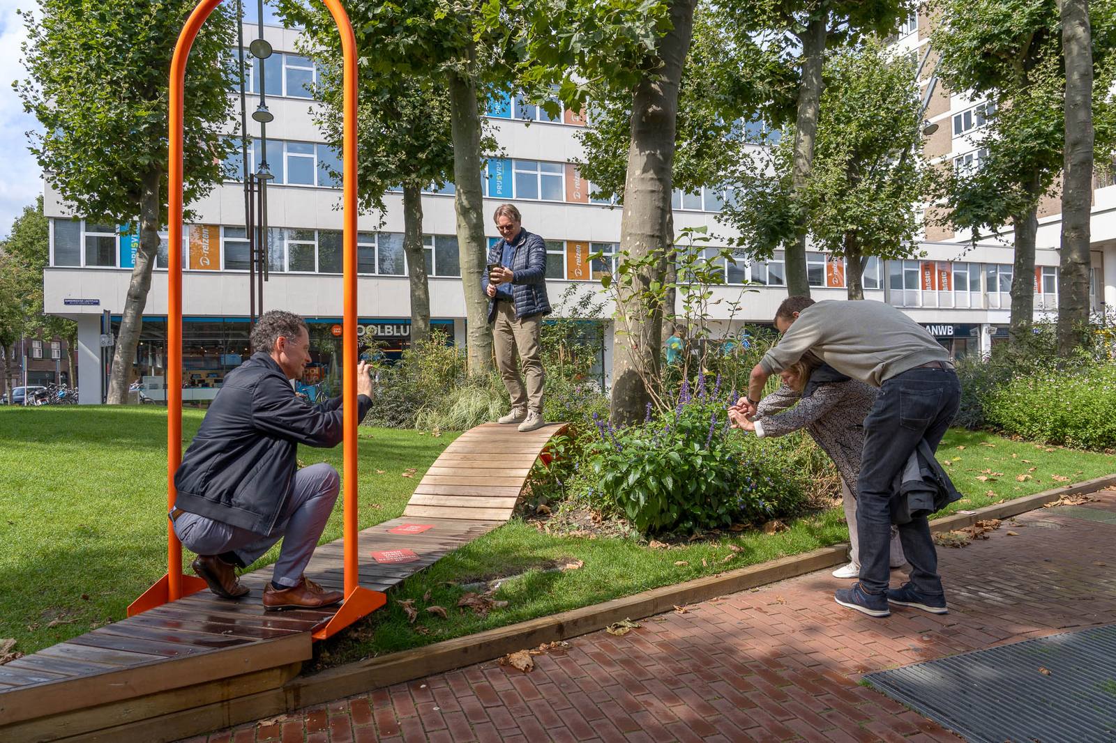 Twee deelnemers fotograferen laag bij de grond op een bouwlocatie