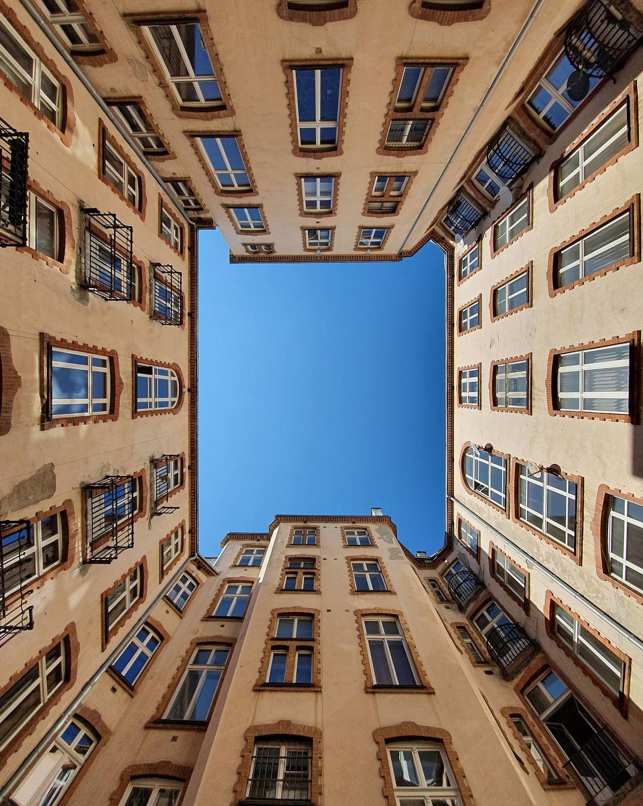 Binnenplaats van een gebouw vanaf de grond omhoog gefotografeerd