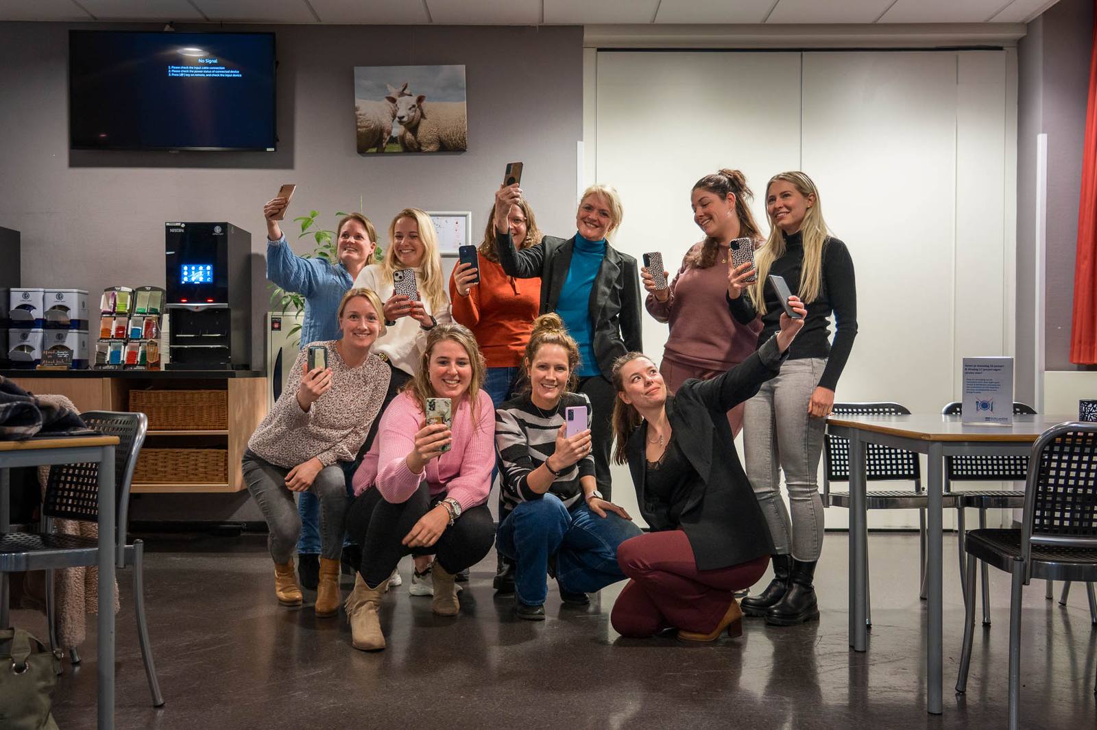 Een groep deelnemers poseert samen na de workshop
