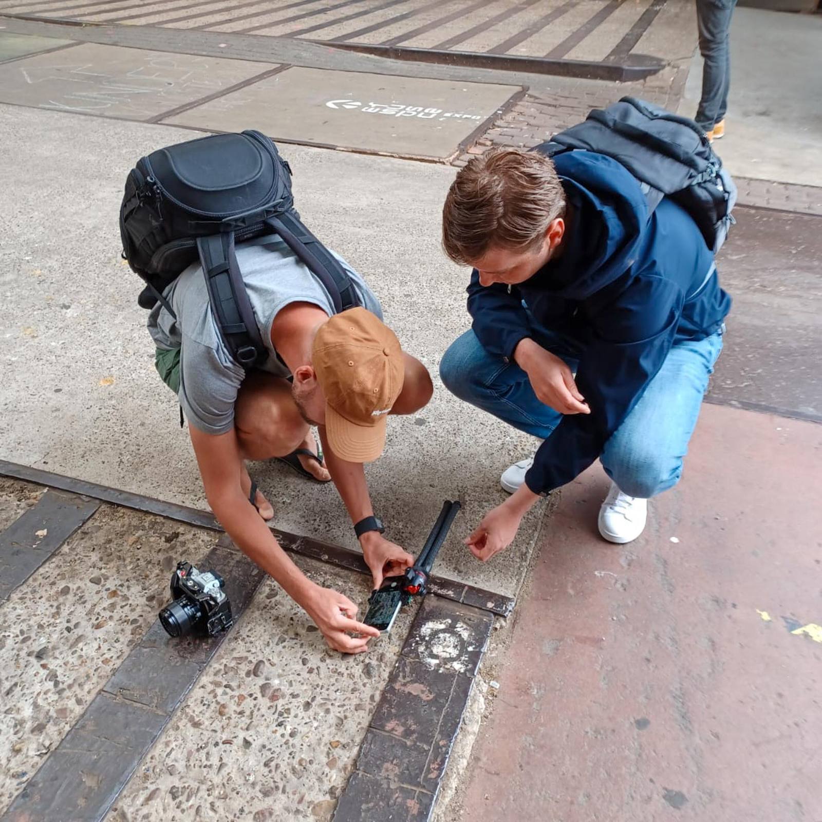 Twee deelnemers zoeken een lage invalshoek bij een tramspoor