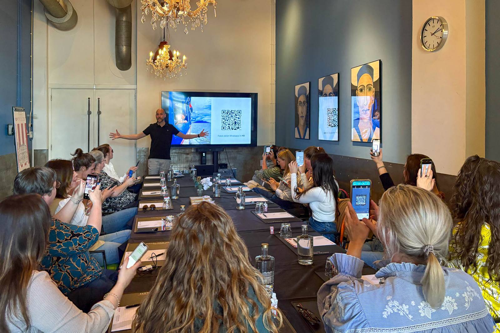 Een volle zaal volgt de theorie van de workshop