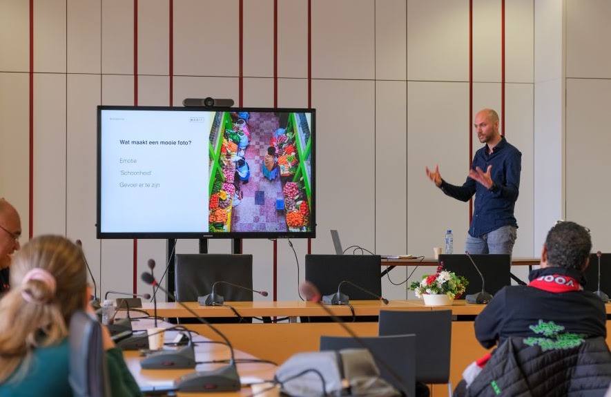 Theorie vooraf: Maarten legt uit voor een groep in een vergaderzaal