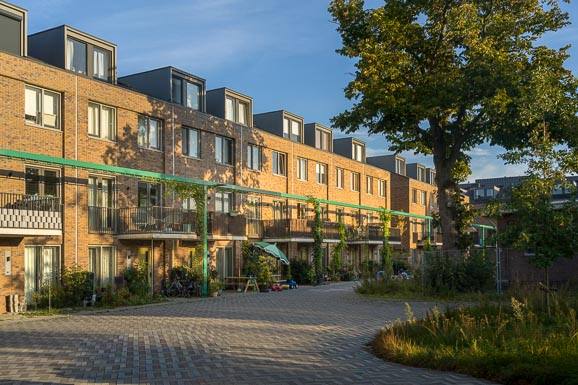 Opgeleverde woningbouw in avondlicht